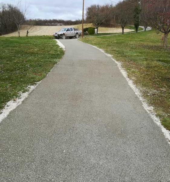 Création d'un chemin d'accès en ciment pour un client.